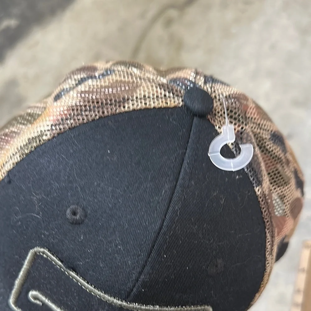 Black Trucker Hat with Curved Brim and‎ Mesh Back / KD